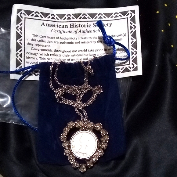 Queen Elizabeth six pence1960 coin heart necklacecollectors piece romantic - Picture 1 of 5